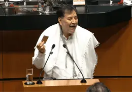 Fernández Noroña dice que rompería su visa, pero “tiene la mano fracturada”