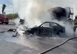 Se incendia revolvedora tras choque en Nuevo León; hay víctimas - VIDEO