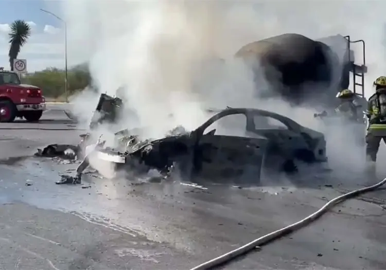 Se incendia revolvedora tras choque en Nuevo León; hay víctimas - VIDEO