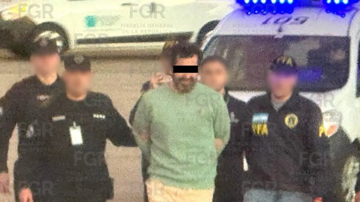 Farías siendo escoltado por oficiales argentinos en su deportación