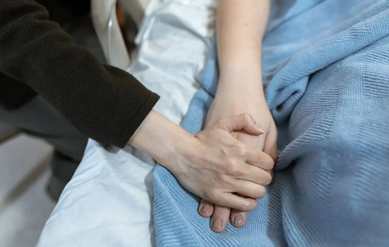 Francia publica ley que legaliza eutanasia y suicidio asistido a partir de 2027