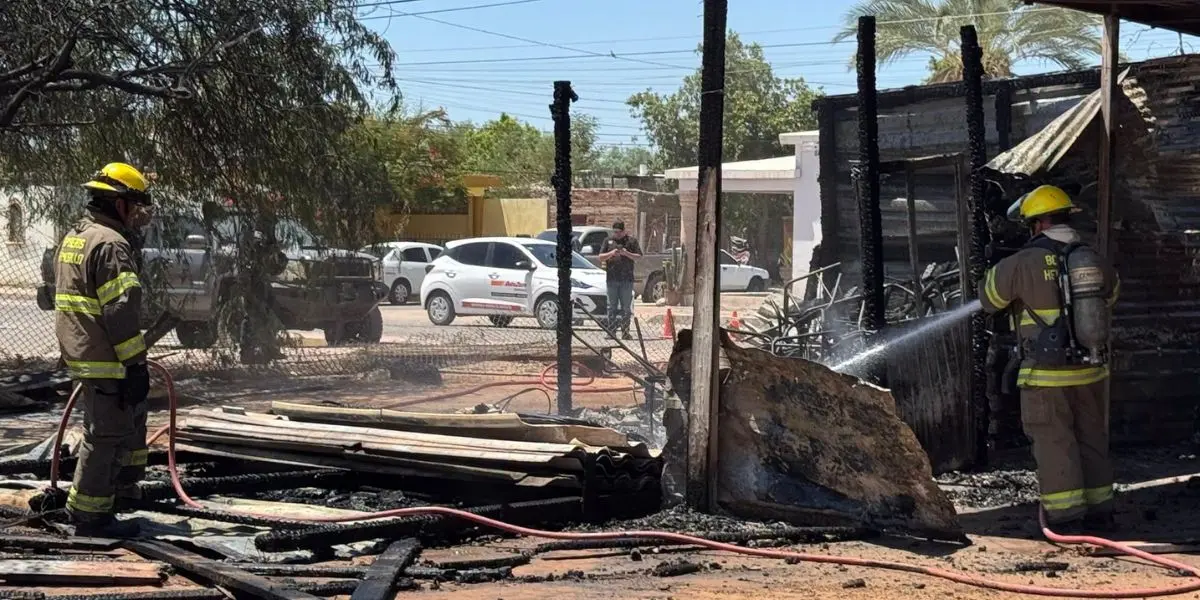 El lugar fue resguardado por elementos de seguridad mientras bomberos realizaban las maniobras necesarias para controlar la emergencia y revisar el inmueble. (Fotos/ Martín Vallejo: Proyecto Puente)