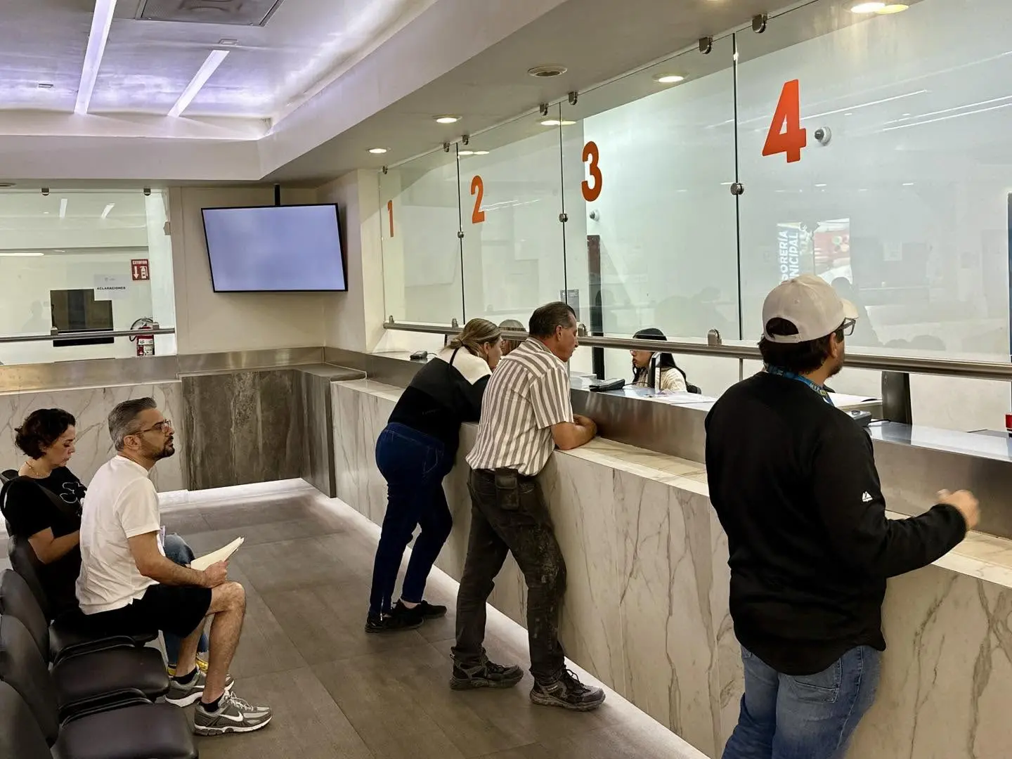 Los propietarios pueden presentarse ante las oficinas de Tesorería Municipal, en días y horarios hábiles, para acreditar la propiedad y liquidar los créditos fiscales correspondientes o, en su caso, establecer un convenio de pago que les permita recuperar sus unidades