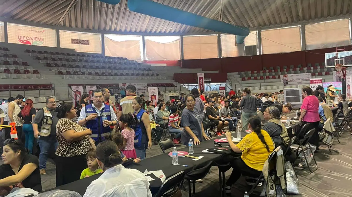 Durante la jornada se estuvo entregando agua y sueros a quienes acudieron por el uniforme para ayudarlos a refrescarse frente a las altas temperatura.
