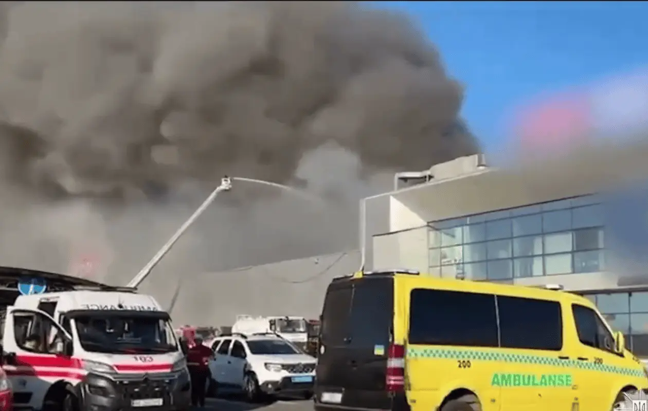Ataque ruso con drones deja al menos 15 muertos en centro comercial de Ucrania