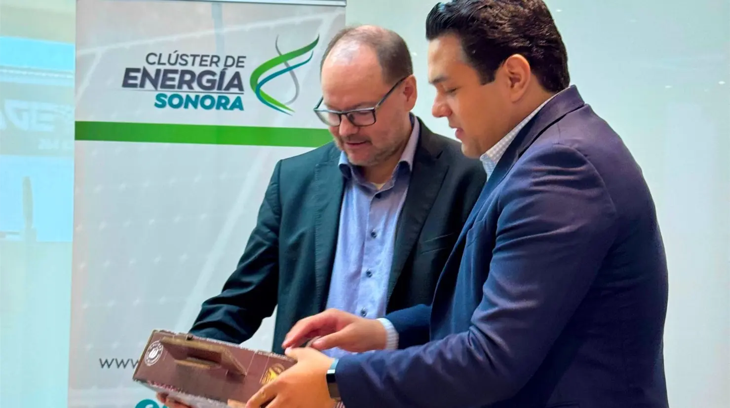 A través de una plataforma digital, los participantes desarrollan habilidades técnicas y humanas para mejorar su empleabilidad, además de acceder a acompañamiento y oportunidades de vinculación con empresas