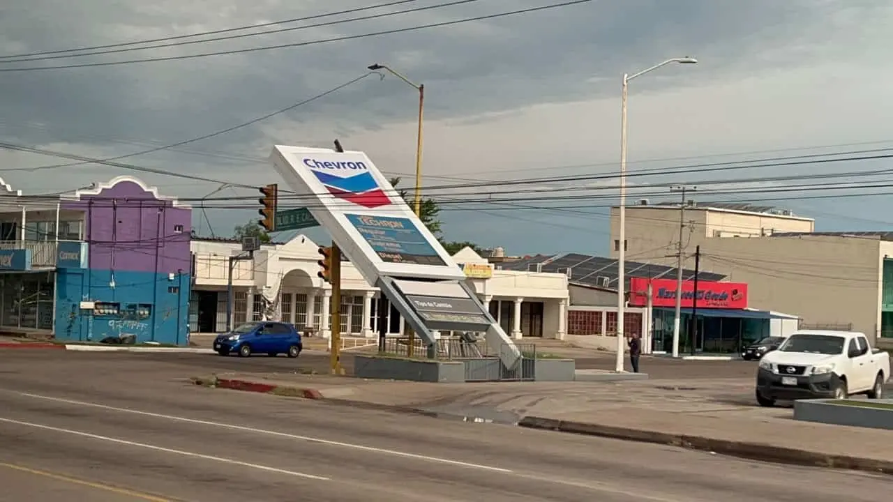 Atienden daños por fuertes vientos y lluvias en Cajeme