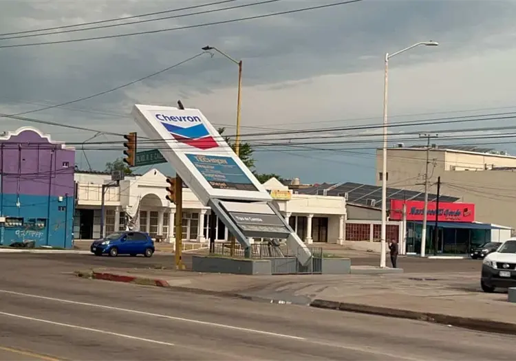 Atienden daños por fuertes vientos y lluvias en Cajeme