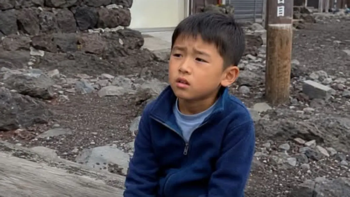 Padre deja solo a su hijo de 7 años en el monte Fuji para continuar el ascenso con el hermano mayor
