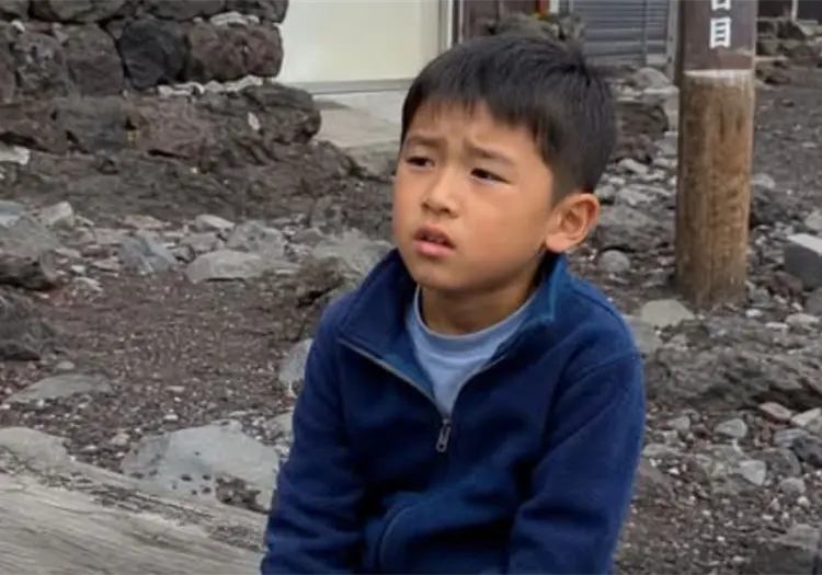 Padre deja solo a su hijo de 7 años en el monte Fuji para continuar el ascenso con el hermano mayor