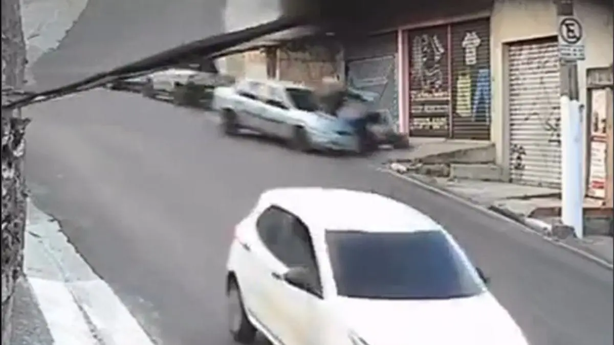 VIDEO | Víctima de asalto persigue a dos ladrones y los atropella durante su escape en motocicleta; ambos murieron
