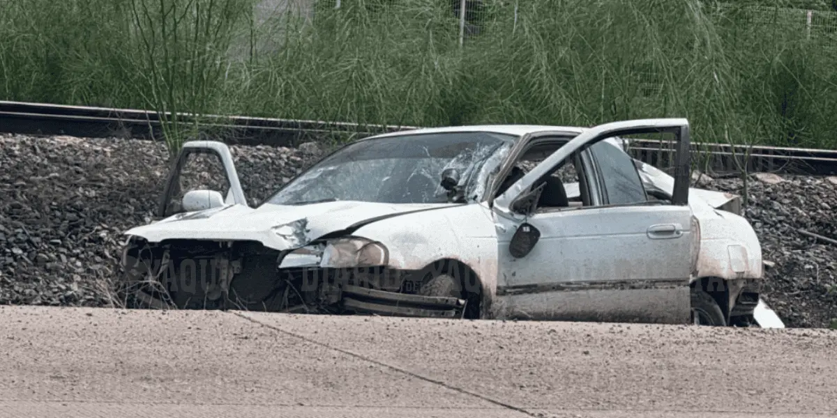 Vuelca automóvil en la México 15, al sur de Ciudad Obregón