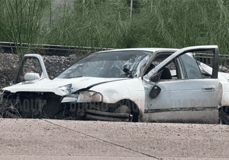 Vuelca automóvil en la México 15, al sur de Ciudad Obregón
