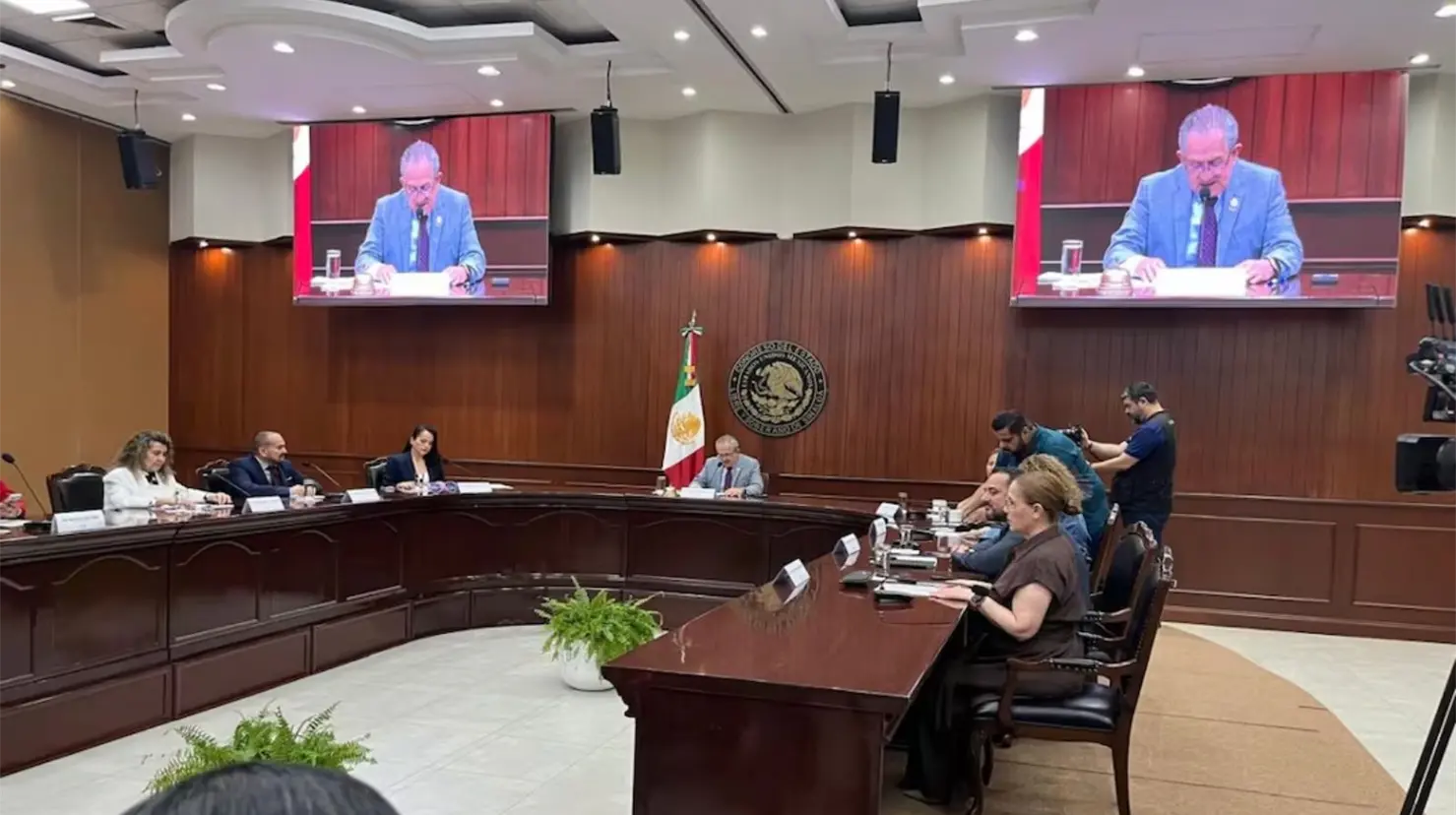 La sesión había sido convocada inicialmente para las 11:00 horas; sin embargo, posteriormente se adelantó para las 8:00 de la mañana