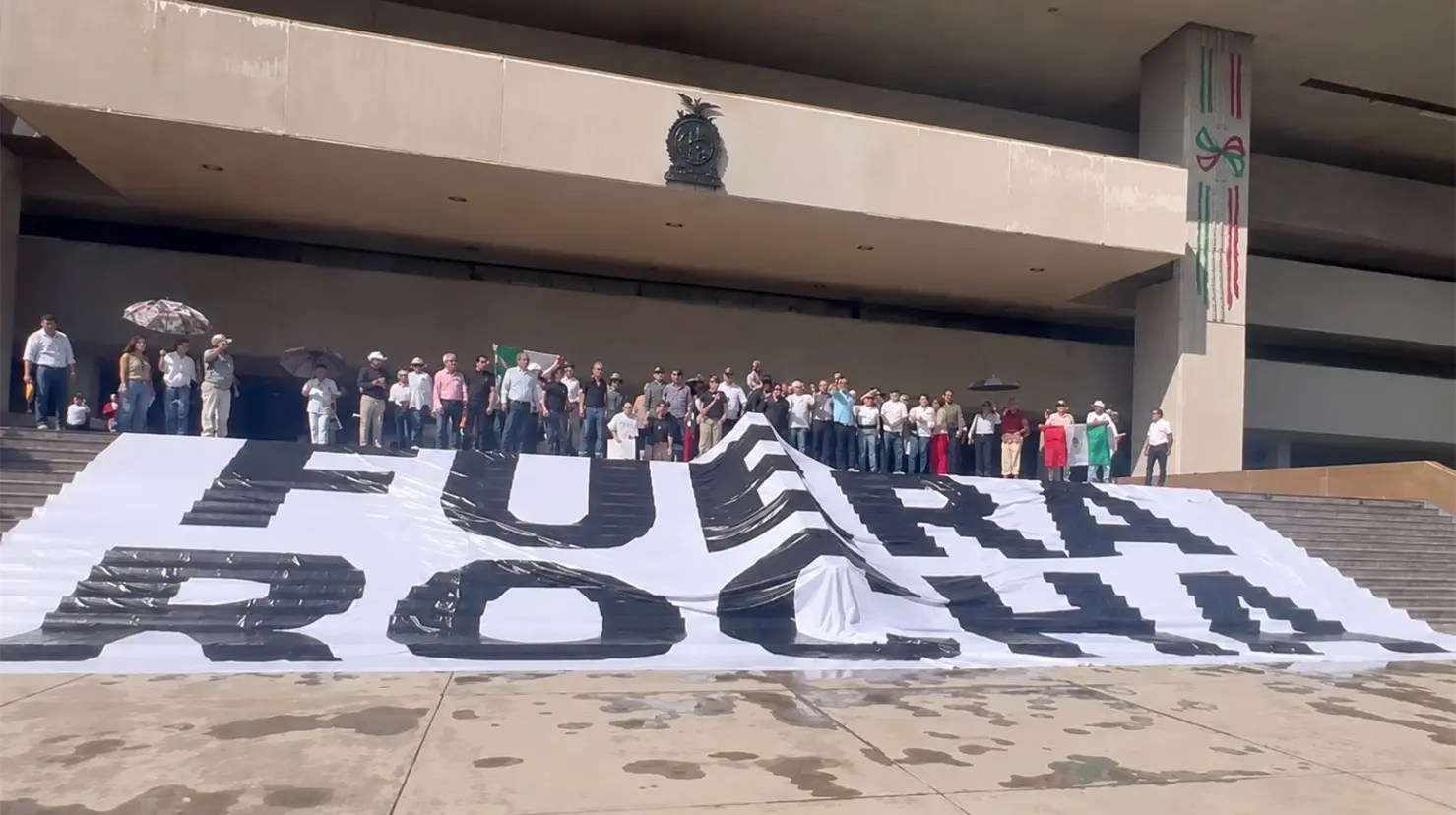 “Ellos son parte del problema y no van a ser parte de la solución”, afirmó una ciudadana frente al Palacio de Gobierno de Sinaloa.
