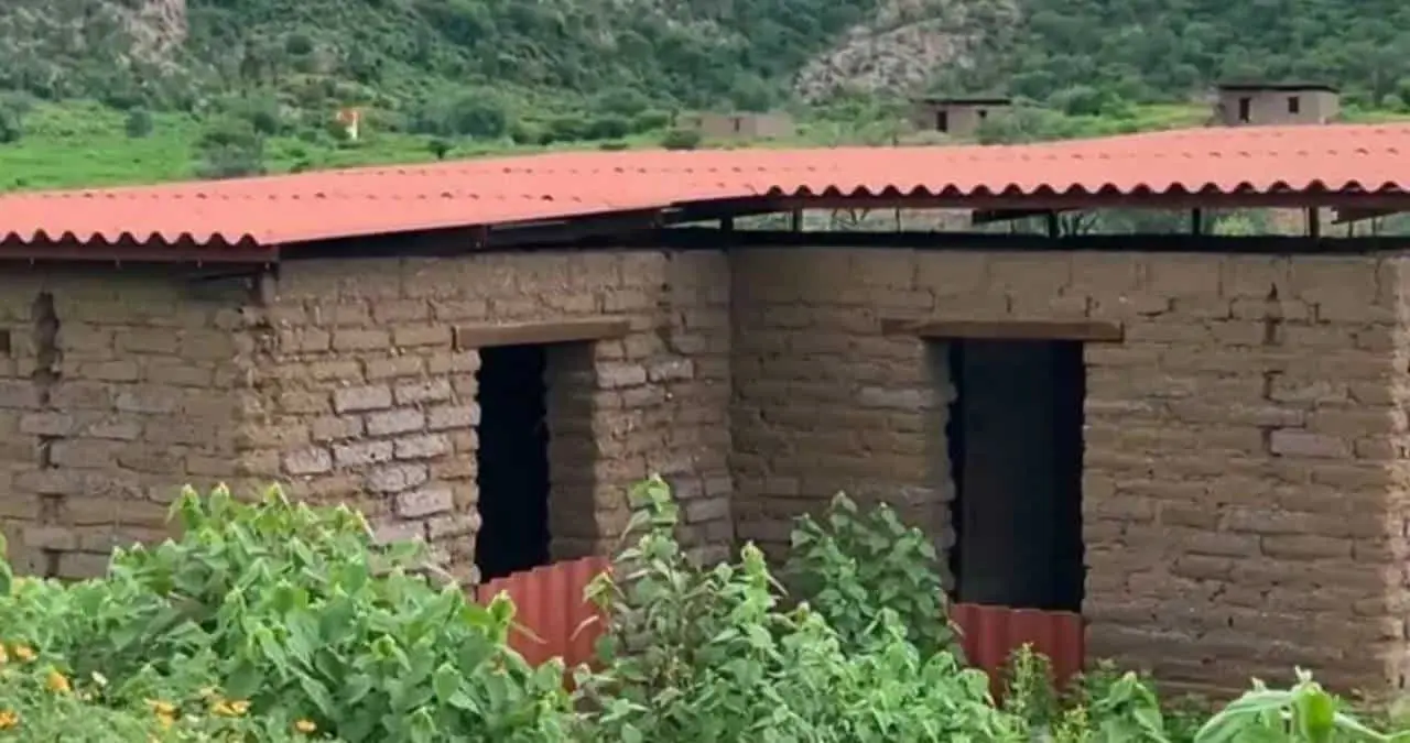 Denuncian guarijíos cien viviendas inconclusas y abandonadas