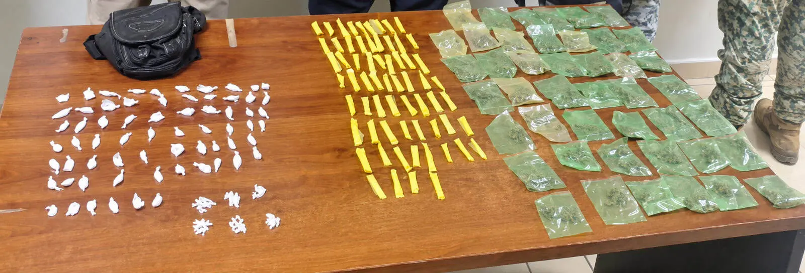 Decomisan mochila cargada de droga en Nogales