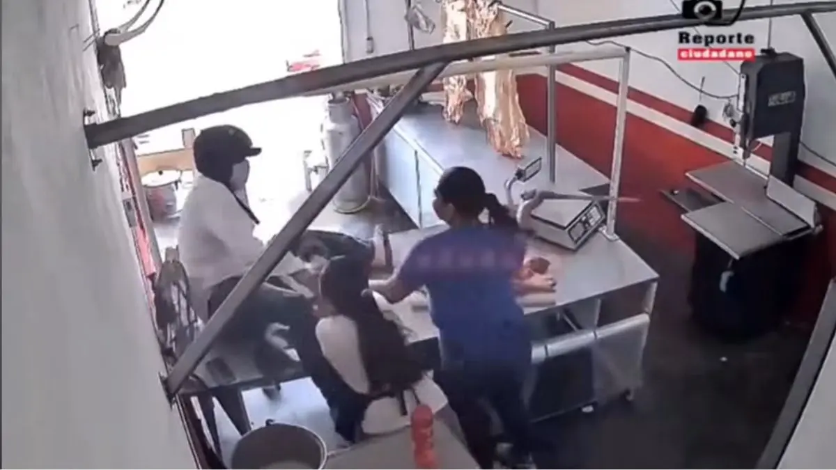 VIDEO | Hombre intenta asaltar una carnicería, pero empleadas le cortan los dedos con machetes