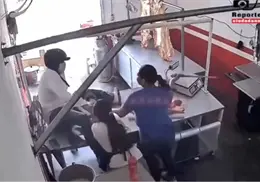 VIDEO | Hombre intenta asaltar una carnicería, pero empleadas le cortan los dedos con machetes