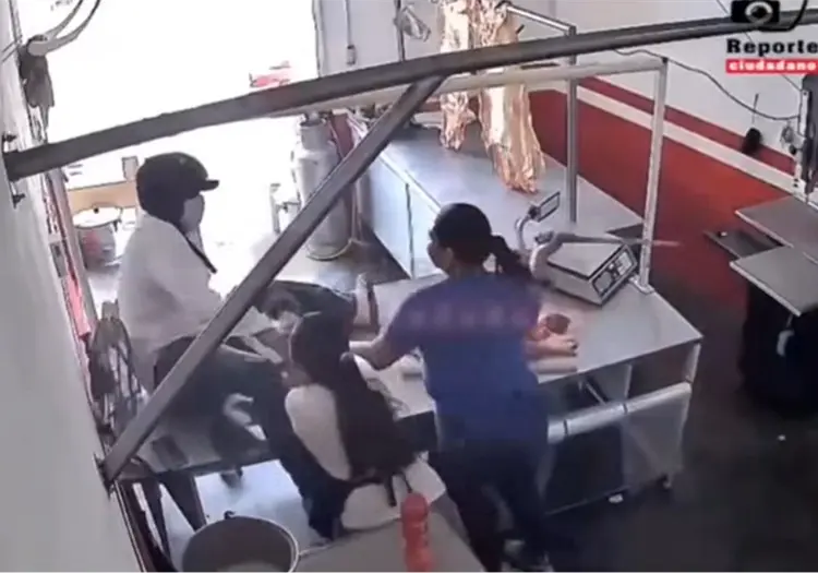 VIDEO | Hombre intenta asaltar una carnicería, pero empleadas le cortan los dedos con machetes