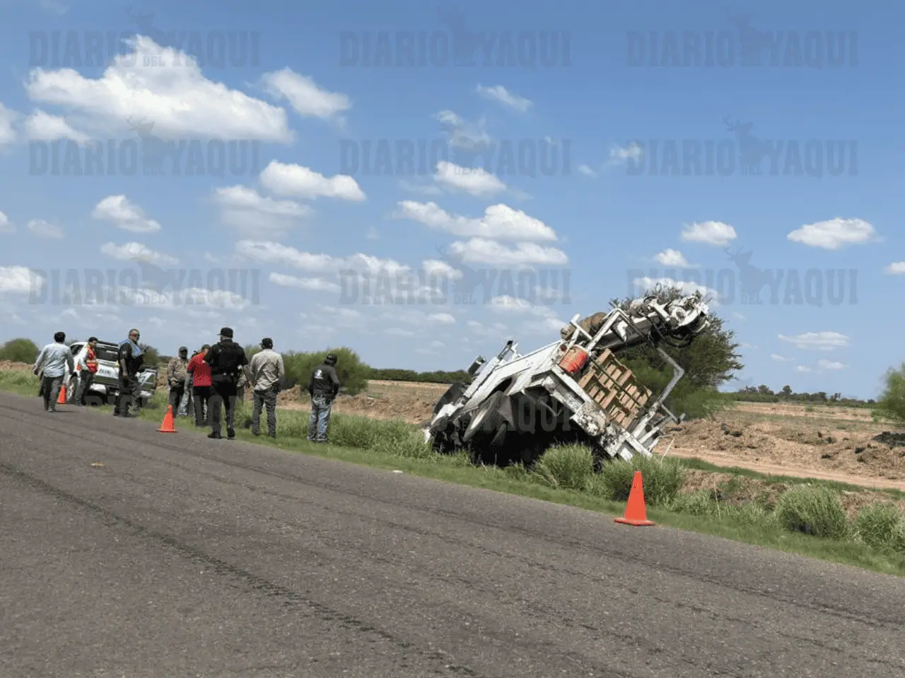 Cae camión perforador de postes a dren de la 900