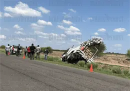 Cae camión perforador de postes a dren de la 900
