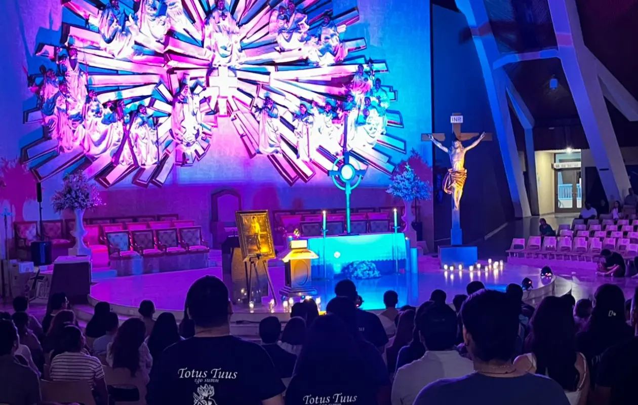 Jóvenes de Ciudad Obregón se reúnen en Catedral para una noche de oración