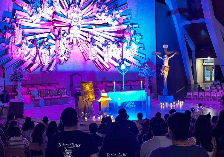 Jóvenes de Ciudad Obregón se reúnen en Catedral para una noche de oración