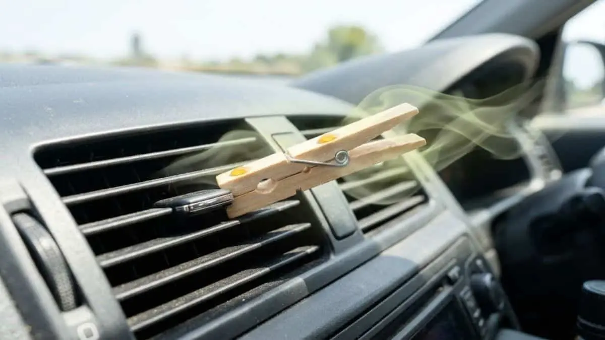 ¿Para qué sirve poner una pinza de madera en el aire acondicionado del auto? Este sencillo truco combate los malos olores