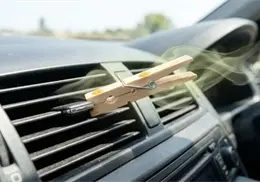 ¿Para qué sirve poner una pinza de madera en el aire acondicionado del auto? Este sencillo truco combate los malos olores