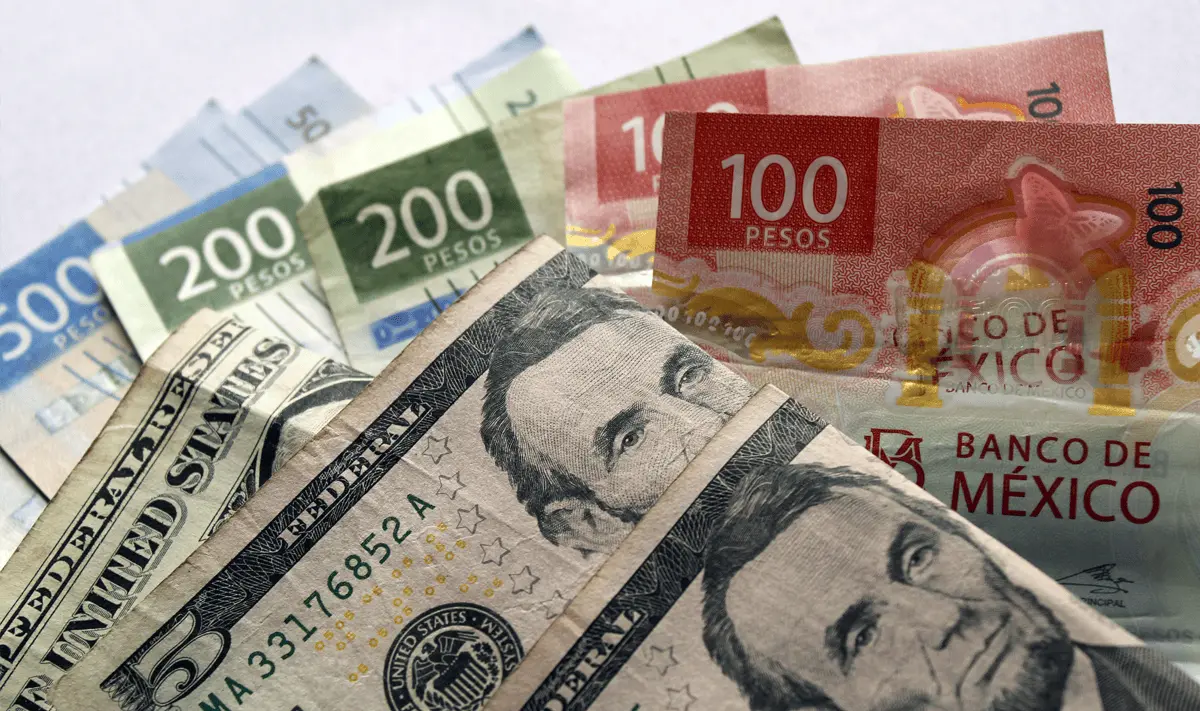 El tipo de cambio oficial es determinado por el Banco de México  (Banxico).