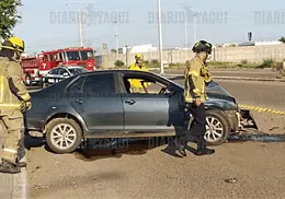 Se impacta con muro de concreto en puente de la 300 Se impacta con muro de concreto en puente de la 300