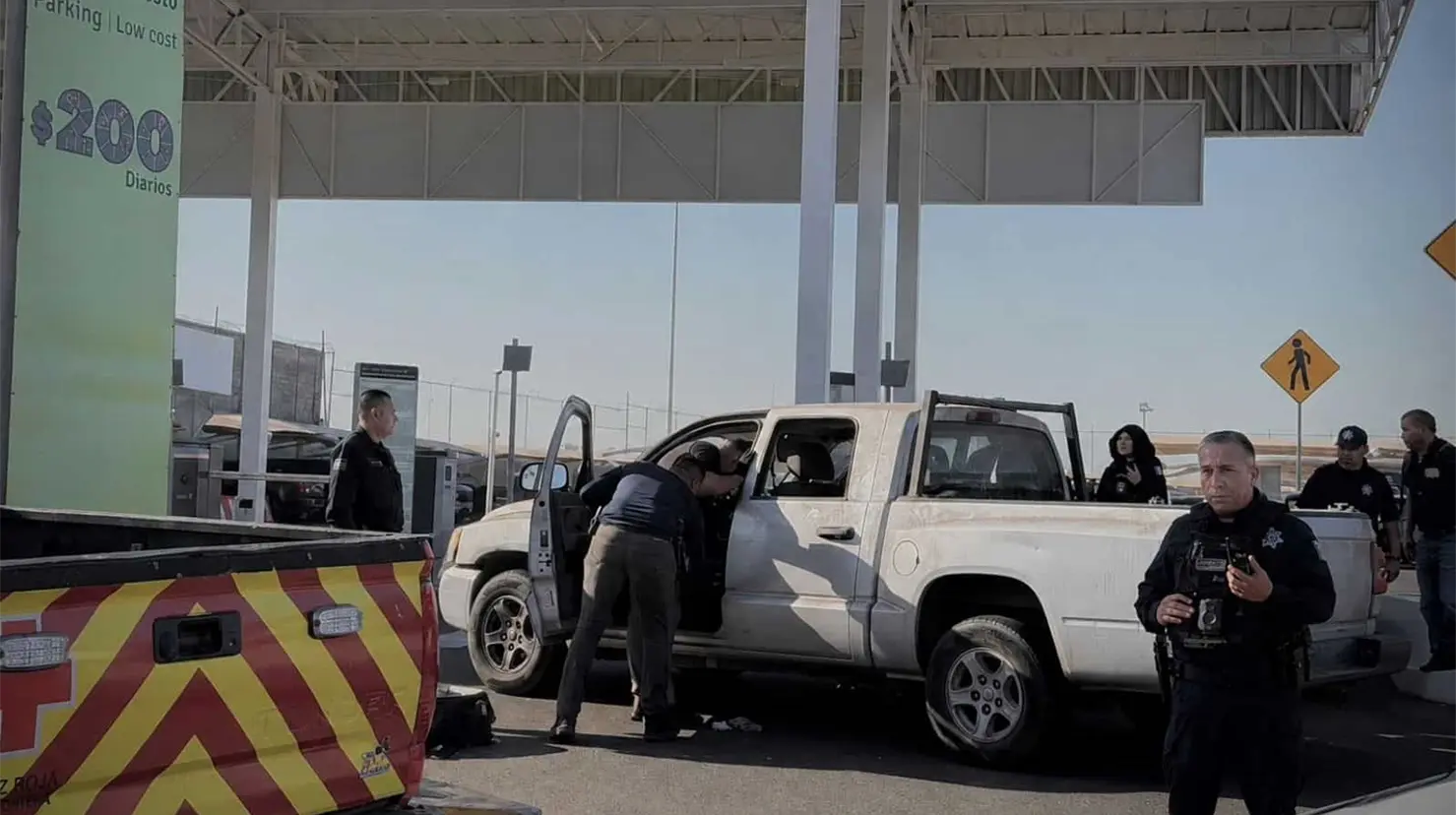 Agentes de la Policía Municipal acudieron al estacionamiento y localizaron la camioneta con las dos víctimas en su interior