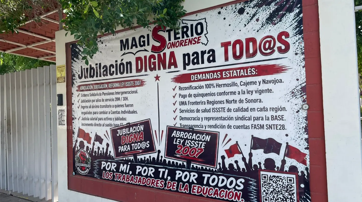 Los docentes realizaron diferentes movilizaciones durante el cierre del ciclo académico y dejaron las lonas durante el periodo vacacional para socializar su lucha