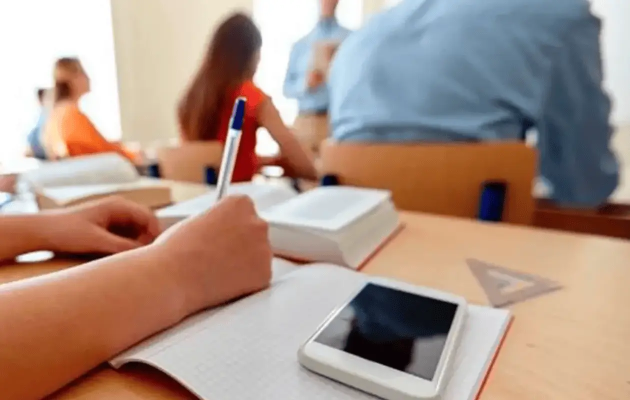 Maestros piden reglas claras para el uso de celulares en planteles escolares