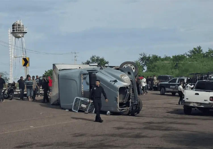 Vuelca tráiler cargado de cerdos en Navojoa