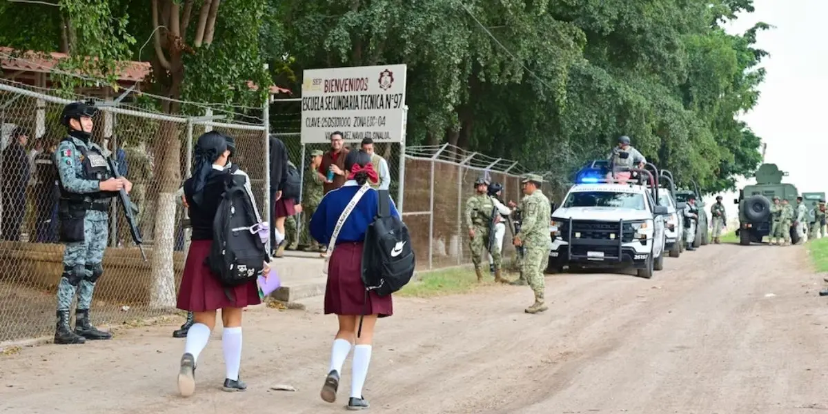 El operativo contempla vigilancia en accesos, calles cercanas y puntos donde se concentra el tráfico durante las horas escolares. (Fotos: Secretaría de Seguridad Pública de Sinaloa)