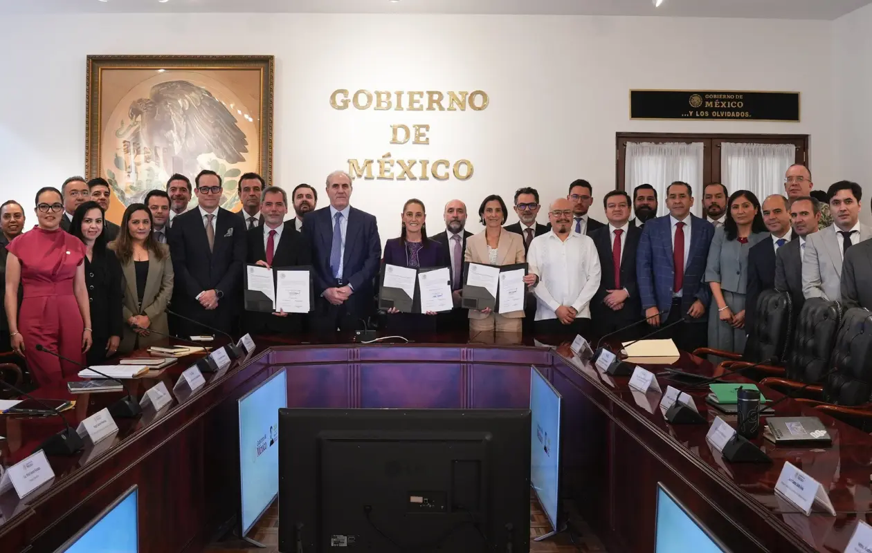 Gobierno y gasolineros extienden acuerdo para mantener bajos los precios del combustible
