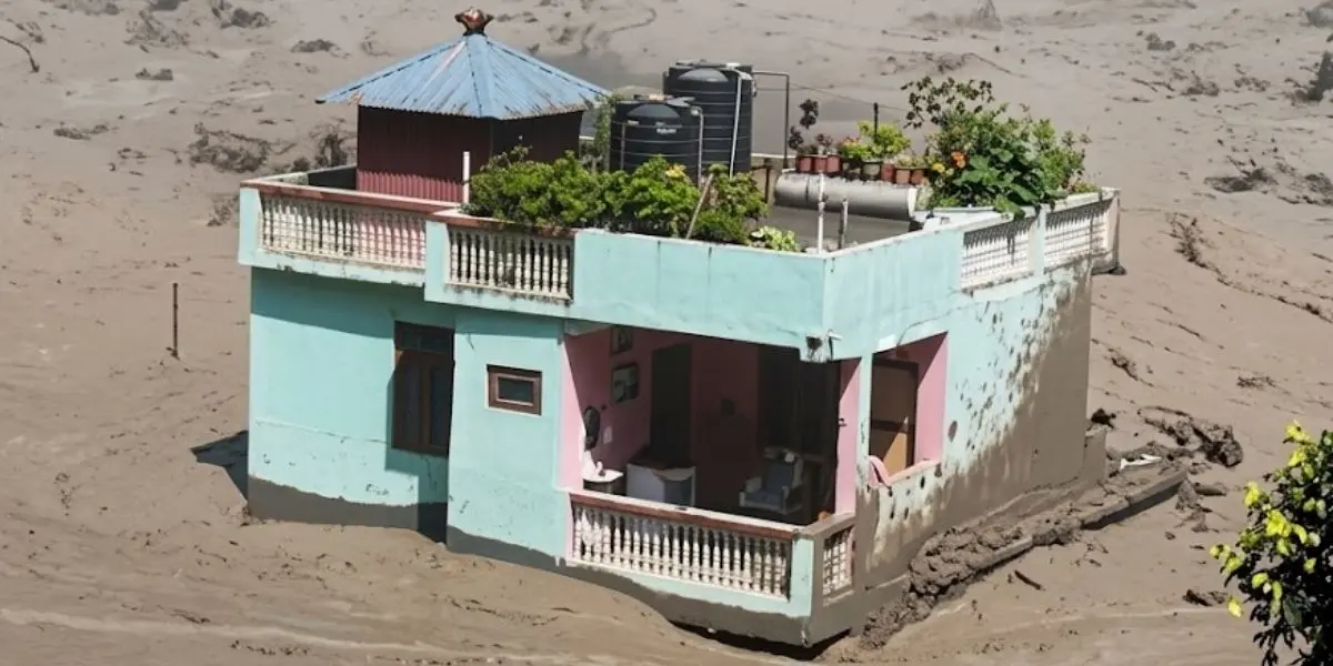 La estructura destaca por su llamativo color y su ubicación, mientras el terreno cercano muestra los efectos de la emergencia.