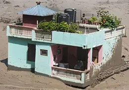 La “casa verde” que desafió las inundaciones en Nepal: ¿por qué logró mantenerse en pie?