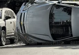 Vuelca automóvil en la colonia Chapultepec