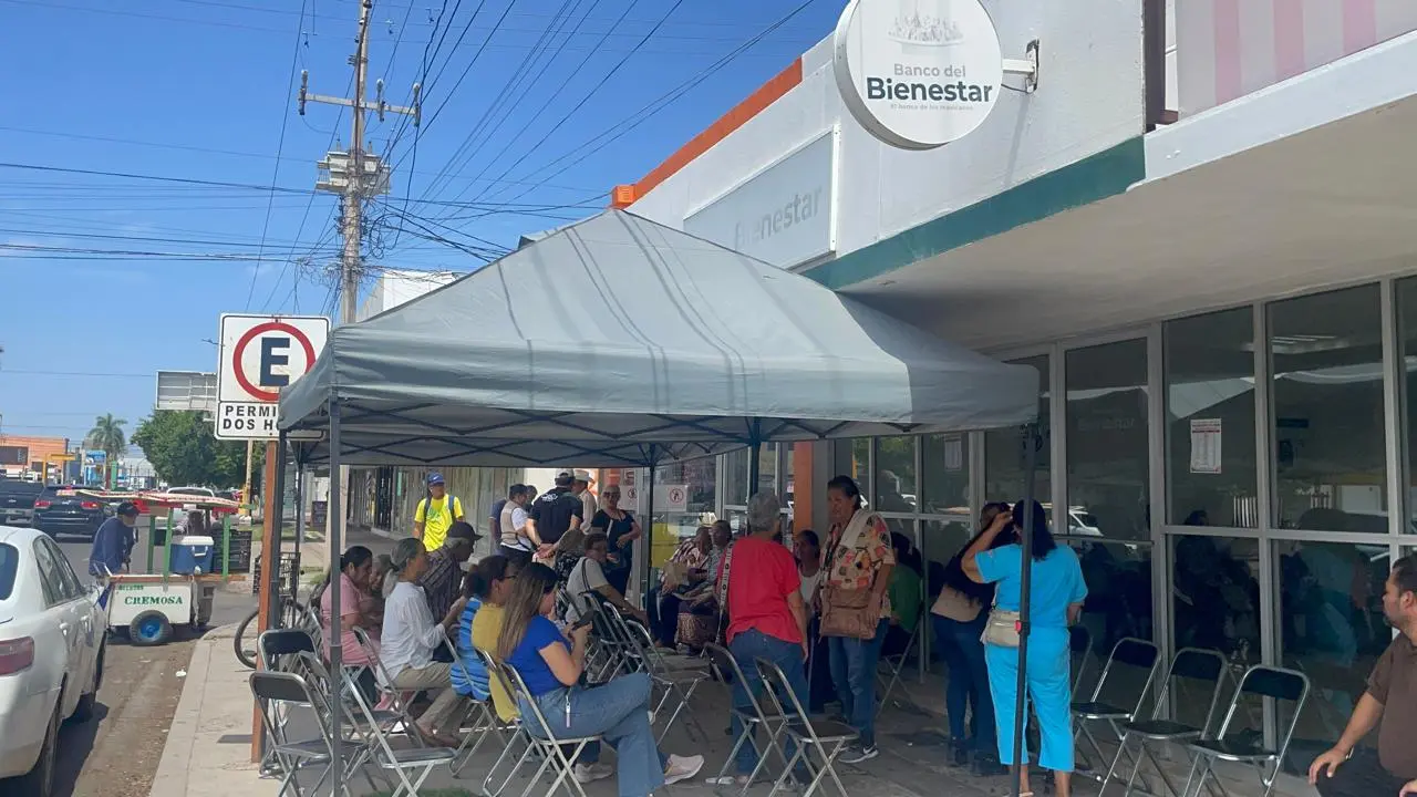Se instalaron carpas en el banco ubicado en el centro de la ciudad para evitar que los adultos mayores y otros derechohabientes fueran afectados por el sol