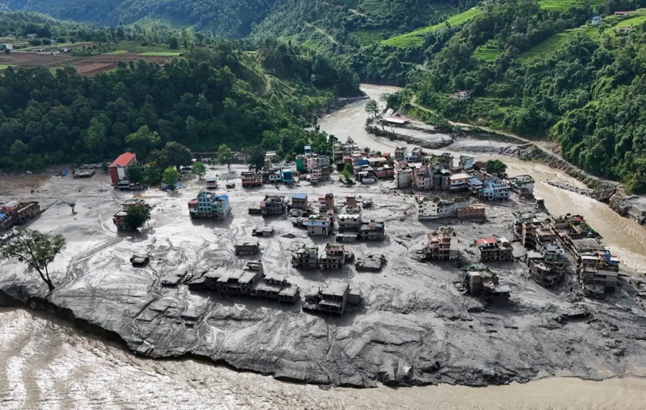 Nepal y China contabilizan casi mil muertos y miles de desaparecidos por riada