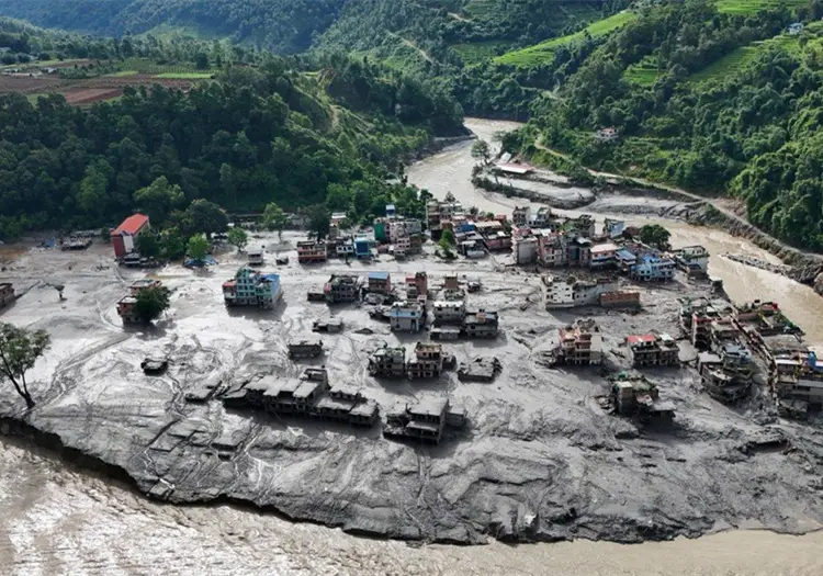 Nepal y China contabilizan casi mil muertos y miles de desaparecidos por riada