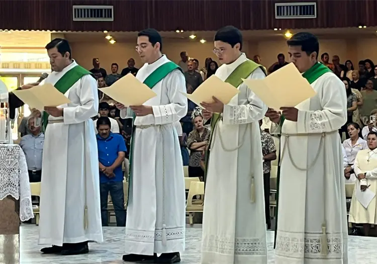 Futuros sacerdotes realizan profesión de fe antes de su ordenación