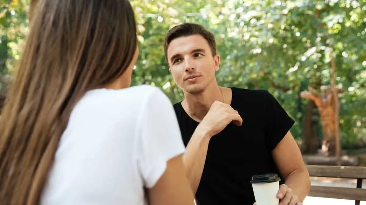 ¿Qué significa que una persona te mire fijamente a los ojos mientras habla? Esto explica la psicología