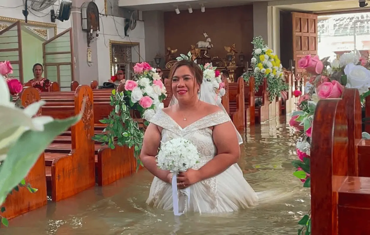 Pareja celebra su boda con la iglesia inundada en Filipinas