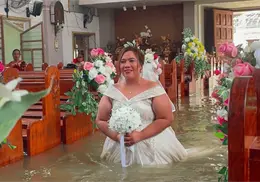 Pareja celebra su boda con la iglesia inundada en Filipinas Pareja celebra su boda con la iglesia inundada en Filipinas