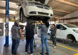 Icatson Obregón busca mujeres que quieran aprender mecánica