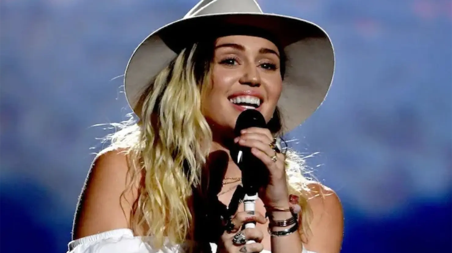 Miley Cyrus cambia su nombre artístico a MILEY